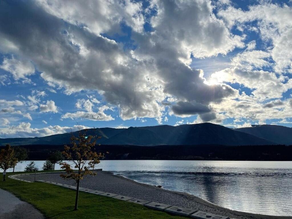 Akiskinook At Windermere Lake - Private Beach Access - New Pool And Hot Tub Now Open! Invermere Zewnętrze zdjęcie