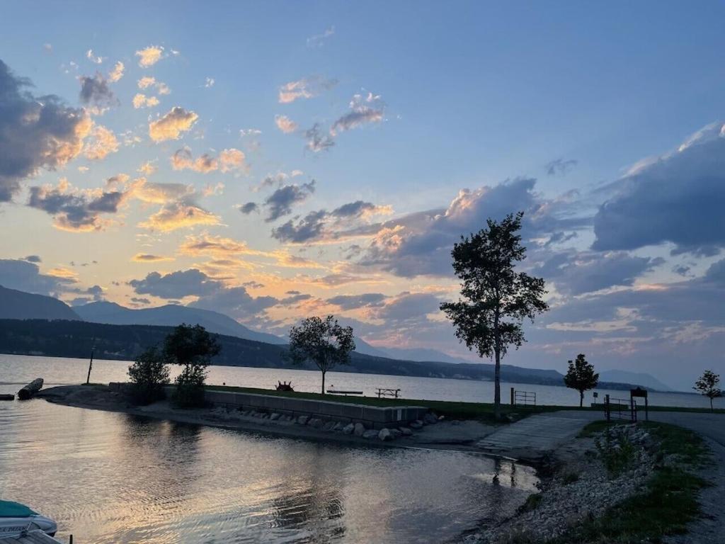 Akiskinook At Windermere Lake - Private Beach Access - New Pool And Hot Tub Now Open! Invermere Zewnętrze zdjęcie