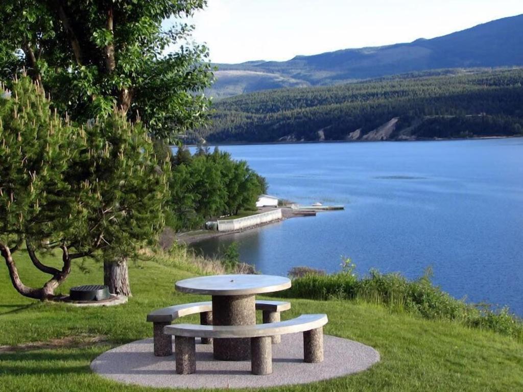 Akiskinook At Windermere Lake - Private Beach Access - New Pool And Hot Tub Now Open! Invermere Zewnętrze zdjęcie